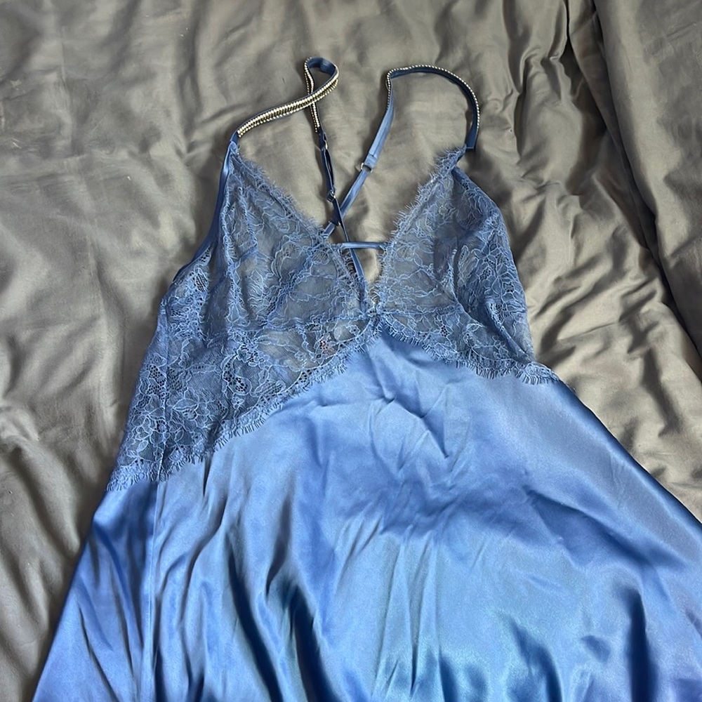 Victoria’s Secret shine strap slip size M